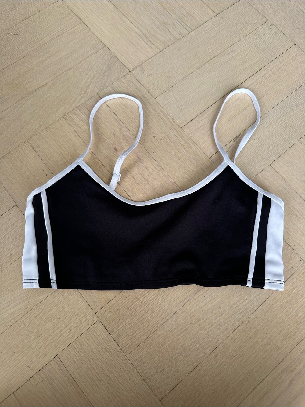 Alo Yoga Airlift Car Club sports bra Black and White XS